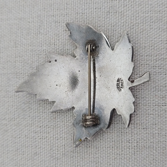 BREADNER MFG. CO CANADA STERLING SILVER & ENAMEL MAPLE LEAF BROOCH - Picture 2 of 3